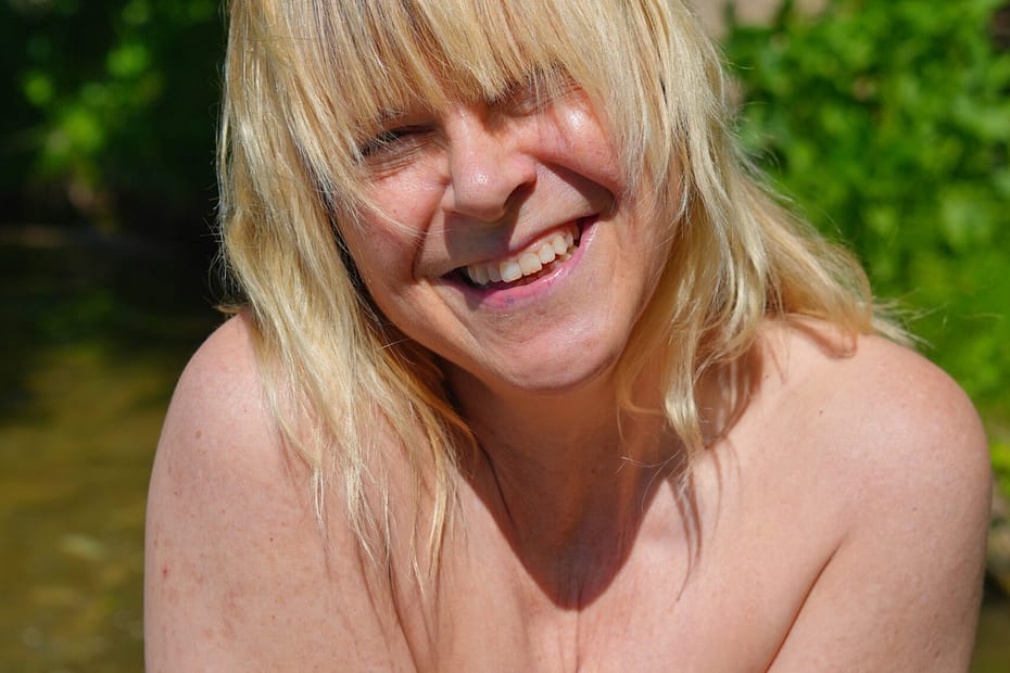 Sommer auf meiner Haut – Clara im Wasser und im Licht
